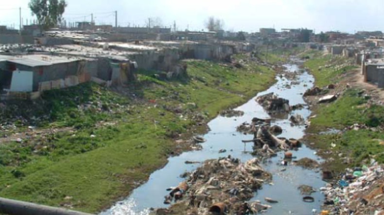 وادي الحميز.. كارثة إيكولوجية تهدد آلاف العائلات