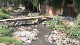 قاطنو البناءات الفوضوية بوادي بني عزة يحتجون ويطالبون بالترحيل