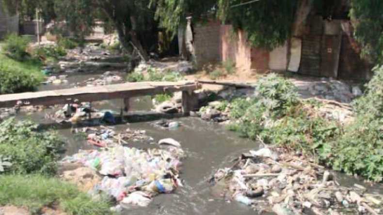 قاطنو البناءات الفوضوية بوادي بني عزة يحتجون ويطالبون بالترحيل