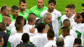 الجزائريون يتعاطفون مع خليلوزيتش بعد ذرفه الدموع