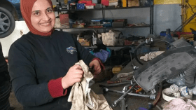 عشرينية تترك مهنة المحاسبة وتفتح ورشة “ميكانيكا السيارات”!