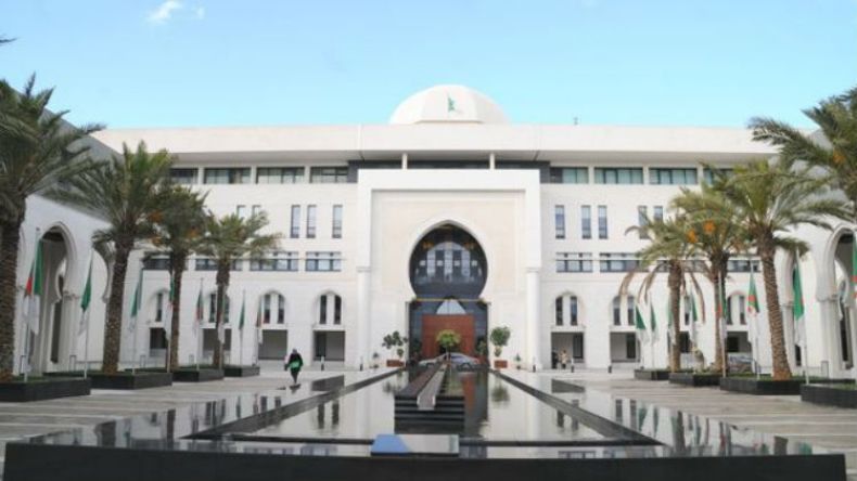 مثقفو وفنانو ولاية عنابة يطالبون بحل وزارة الثقافة ورحيل النظام