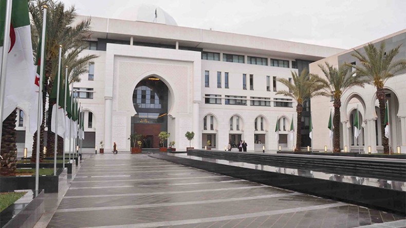 الجزائر تستدعي سفيرها بكوت ديفوار