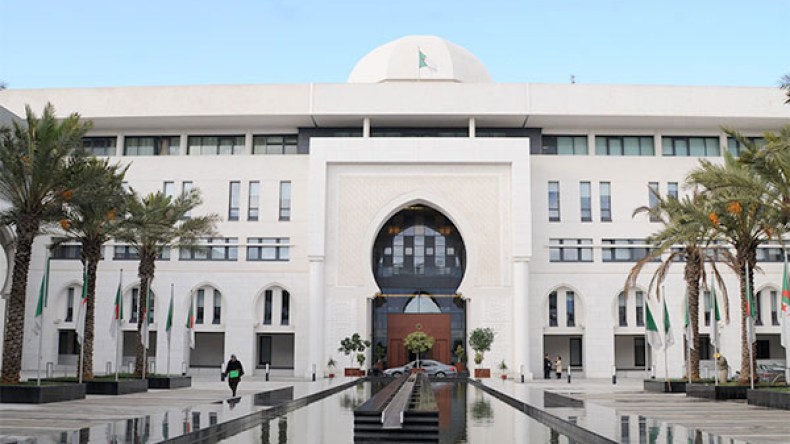 الخارجية والبحث عن المخارج
