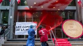 متظاهرون يغرقون مبنى وزارة الصحة الفرنسية بطلاء أحمر