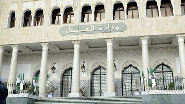 راسبون يطالبون بالتحقيق في قائمة الناجحين في مسابقة الموثقين