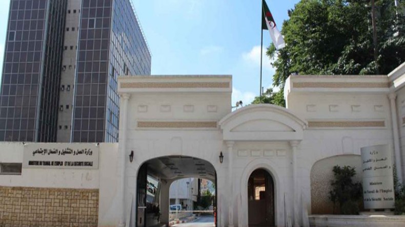 وزارة العمل تسلّم وصولات تسجيل جديدة لمنظمتين نقابيتين