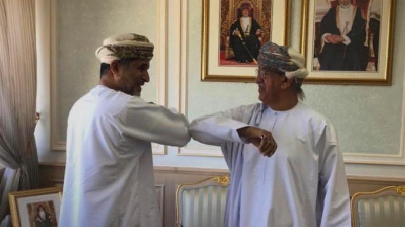 طريقة سلام جديدة من وزير الصحة العماني