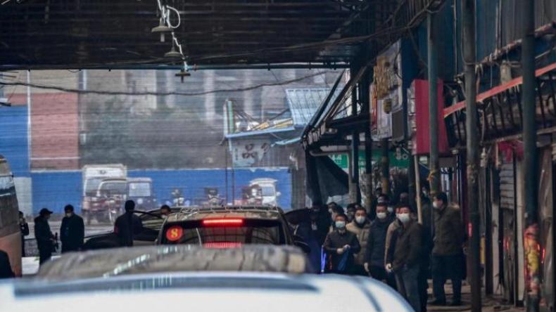 فريق “الصحة العالمية” يزور سوق ووهان بؤرة كورونا