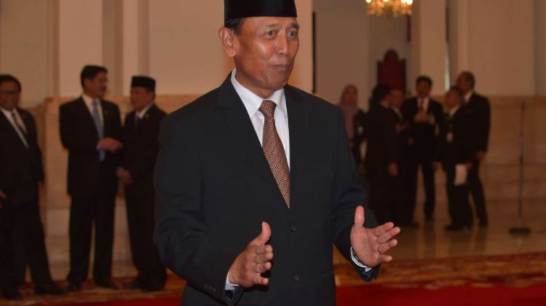 متطرف يهاجم وزير الأمن الإندونيسي بسكين