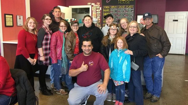 سوري يقدم الطعام مجاناً لموظفي الحكومة الأمريكية