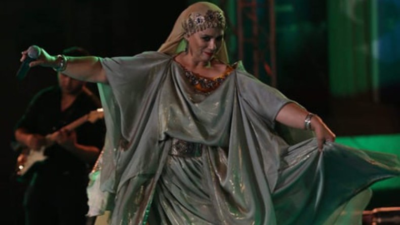 الفريق الوطني حاضر بأغانيه و الشابة يمينة تتوج نجمة السهرة