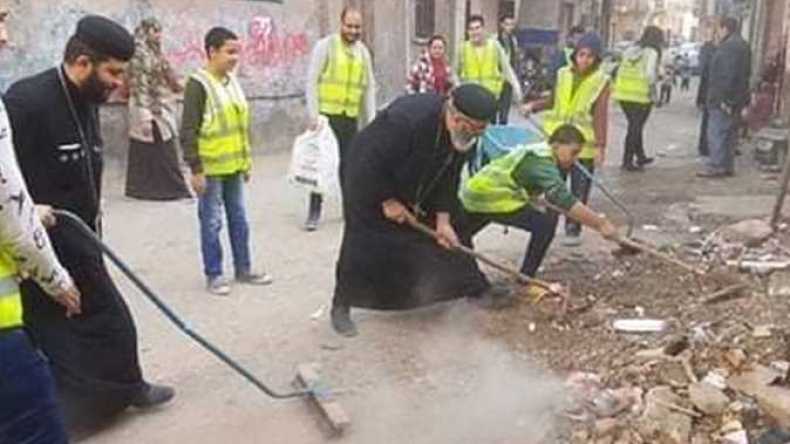 هل قام “قساوسة” مصريون حقا بتنظيف الشارع استعدادا لصلاة التراويح؟