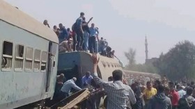 8 قتلى وعشرات الجرحى في خروج قطار عن سكته بمصر