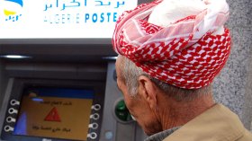 على المواطنين اللجوء إلى الموزعات الآلية لسحب أموالهم