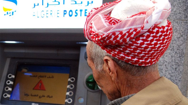 على المواطنين اللجوء إلى الموزعات الآلية لسحب أموالهم