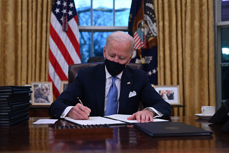 Biden retarde l’augmentation du nombre de réfugiés aux USA
