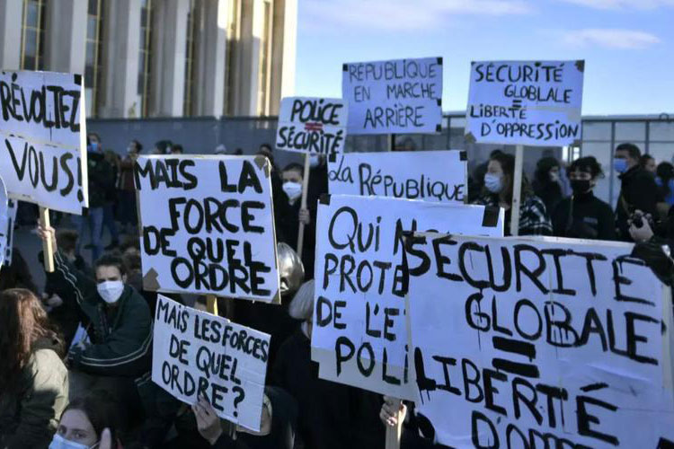 Sécurité globale: une proposition de loi controversée adoptée par le Parlement