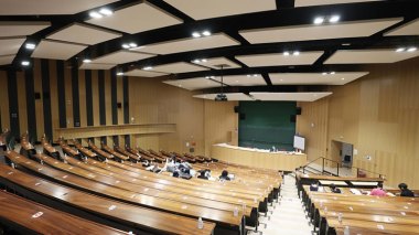 Le Sénat français vote l’”interdiction des prières” a l’université