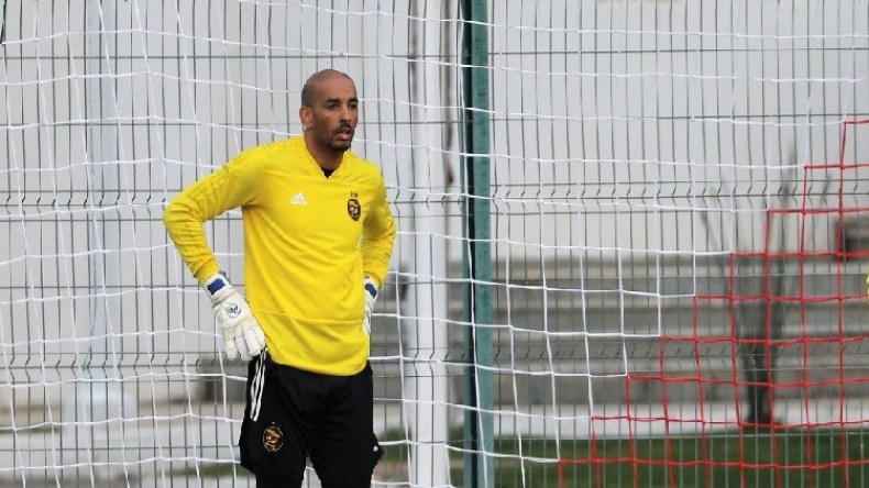 الحارس دوخة يُؤدّي مناسك العمرة