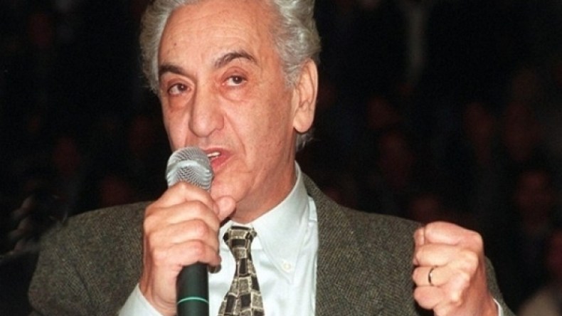 صورة آيت أحمد تحدث جدلا في اجتماع الأفافاس!