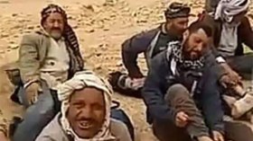 عمال من البيّض يسيرون على الأقدام إلى العاصمة