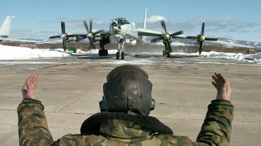 Des chasseurs américains escortent deux Tu-142 russes au-dessus du Pacifique