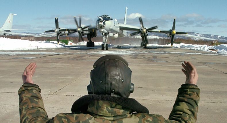 Des chasseurs américains escortent deux Tu-142 russes au-dessus du Pacifique