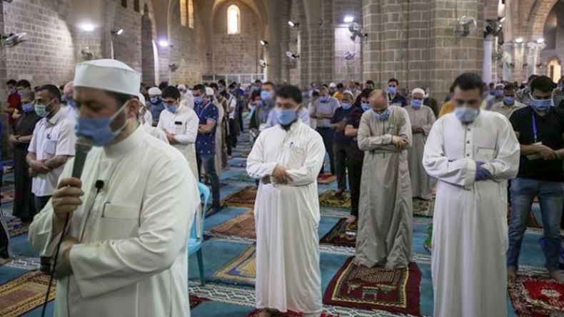 الجزائريون يؤدون صلاة الاستسقاء