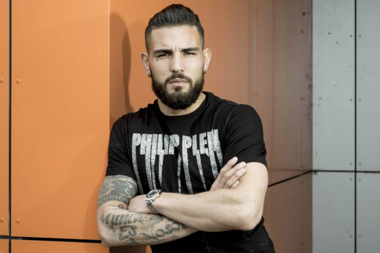 Andy Delort Hold Out His Hand To Djamel Belmadi