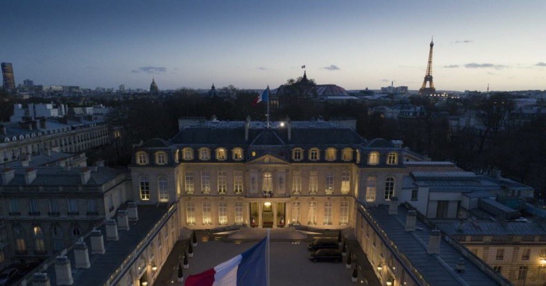 Un homme tente de s’introduire dans l’Elysée avec une bouteille enflammée