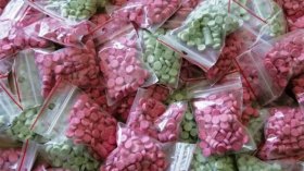 عصابة تنقل 340 ألف قرص إكستازي وسط لعب الأطفال