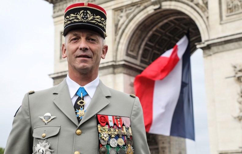 Un général français souhaite la mise à la retraite des officiers signataires
