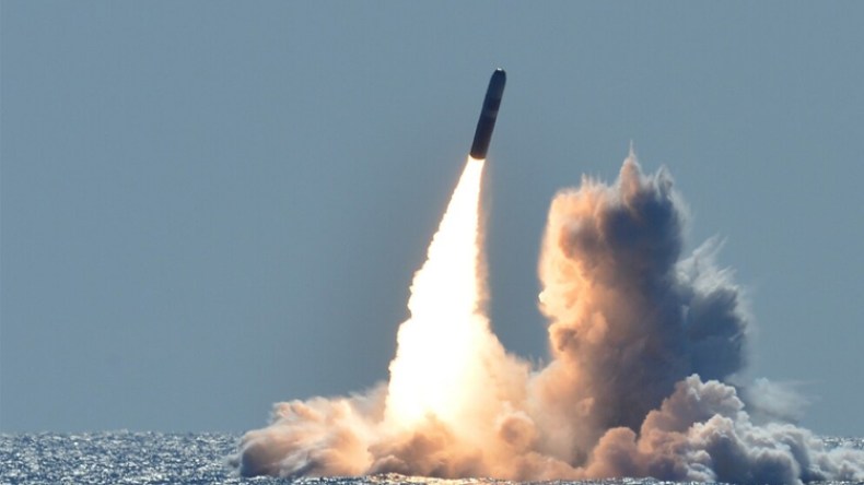 من يمتلك مفاتيح الحقيبة النووية الإسلامية؟