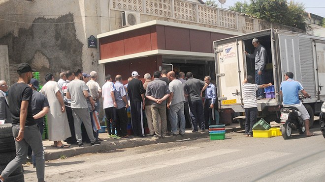 طوابير الحليب في رمضان: مسؤول يخرج عن صمته