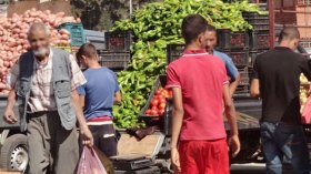 باعةٌ متجوّلون لكسر الاحتكار.. وتجار اللحوم يبشرون بتراجع الأسعار