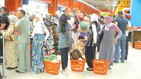 طوابير المواد الغذائية.. الإهانة