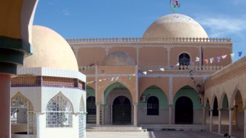 من يريد عزل الزوايا عن محيطها الاجتماعي وعمقها الشعبي؟