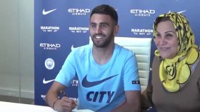 بِالفيديو: والدة محرز تُشاهد مباراة لِنجلها من المطبخ