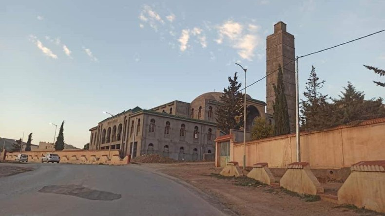 محرز يُساهم في بناء مسجد