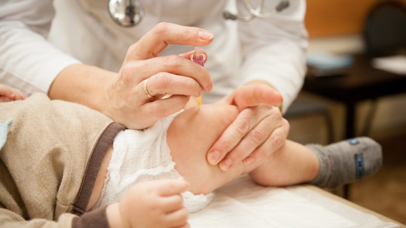 منظمة المستهلك تدعو وزارة الصحة لتوفير لقاحات الأطفال