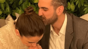 ابنة أصالة نصري تثير ضجة بطبعها قبلة على يد عريسها!