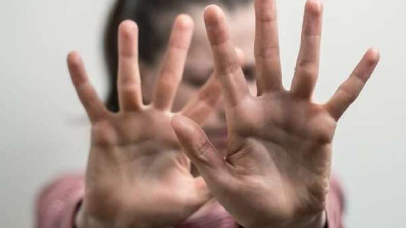 بالفيديو.. موظفة تضرب مديرها بالمكنسة بعد تحرشه بها عدة مرات