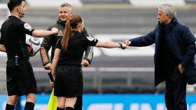 بسبب لباس الحكمة.. التلفزيون الإيراني يقطع 100 جزء خلال بث الدوري الإنجليزي!