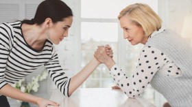 بين الحماة والكنة لا تتجاوزوا حدود المودة والاحترام