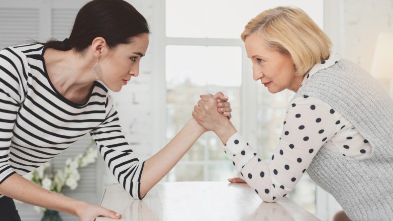 بين الحماة والكنة لا تتجاوزوا حدود المودة والاحترام