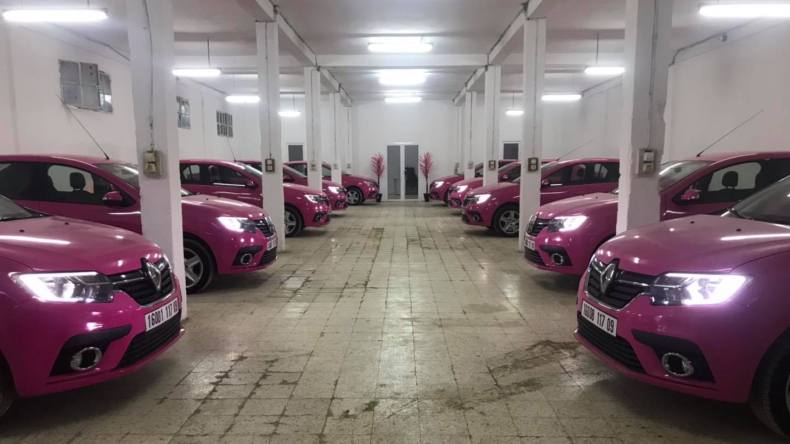 أصداء جيدة عن خدمة الطاكسي الوردي.. وهذا رأي بعض الرجال!