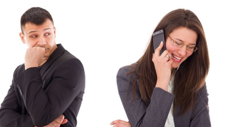 الزوج الغيور… هل هو متخلف يعاني من عقد نفسية؟