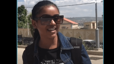 شاهد.. نيجيرية مقيمة بالجزائر تتمنى محاربة الفكر العنصري