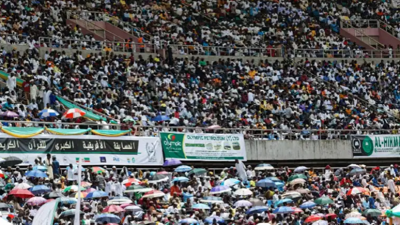 بالفيديو.. هذه ليست مباراة كرة قدم بل مسابقة إفريقيا الكبرى للقرآن الكريم!